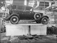 881324 Afbeelding van een auto op een platform in de N.V. Utrechtsche Machinefabriek Frans Smulders (Croeselaan 20) te ...